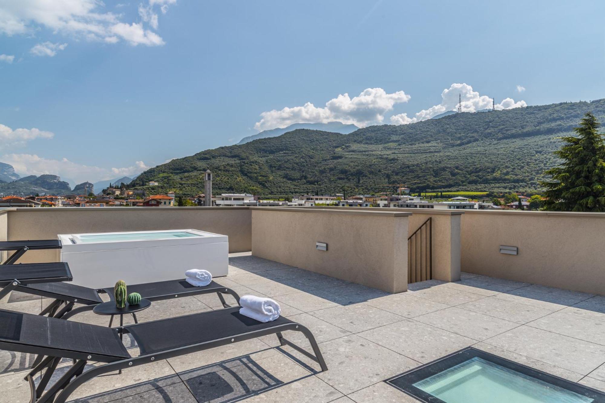 Essence - Charming Suites Riva del Garda Kamer foto